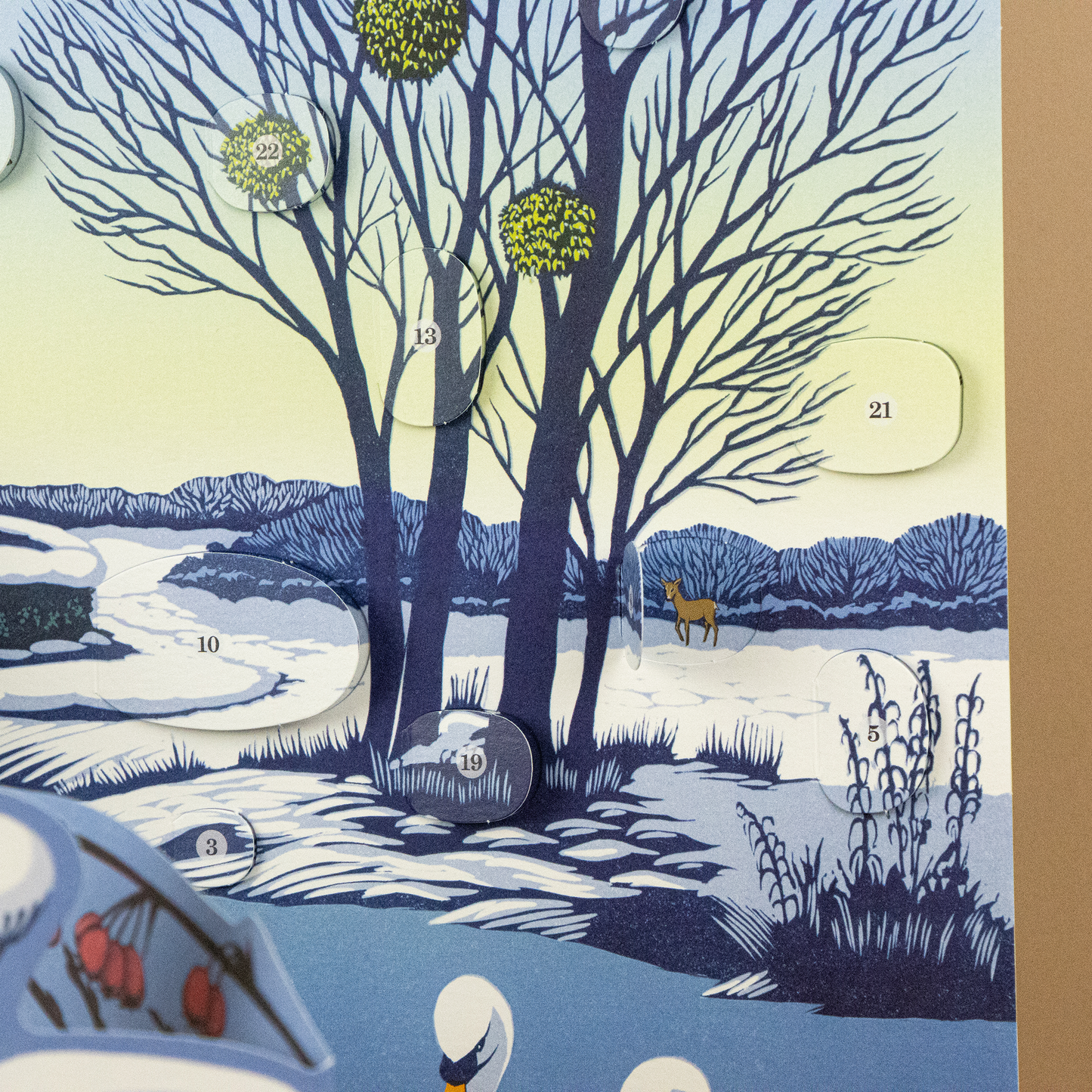 Adventskalender am winterlichen Flussufer
