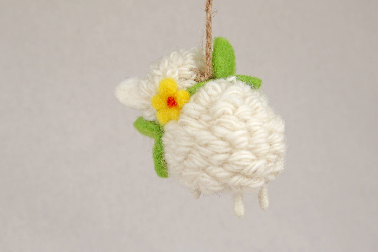 Filanzanhänger - Schaf mit Blumenkranz - weiß