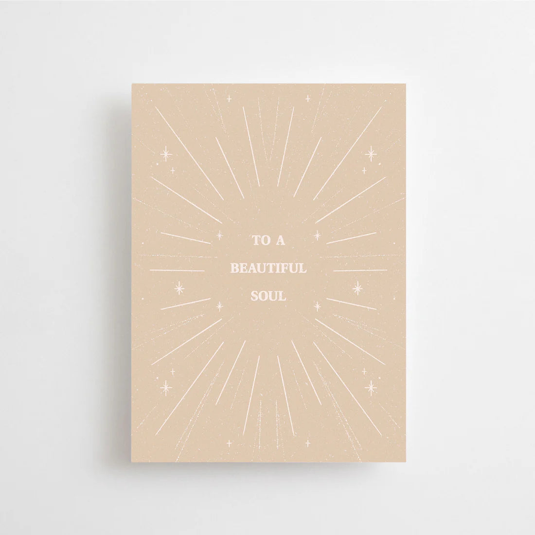Postkarte To a beautiful soul von Anna Cosma A6: eine beige Karte mit feinen Strahlen und kleinen Sternen und dem Schriftzug „To a beautiful soul“