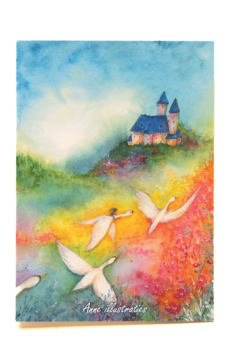 Postkarte Fliegende Schwäne von Anne Gies A6: weiße Schwäne fliegen über eine leuchtende Blumenwiese, auf einem grünen Hügel steht ein blaues Schloss