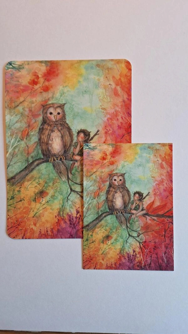 Postkarte Herbst-Eule von Anne Gies A6 neben dem Kunstdruck A5 im Größenvergleich