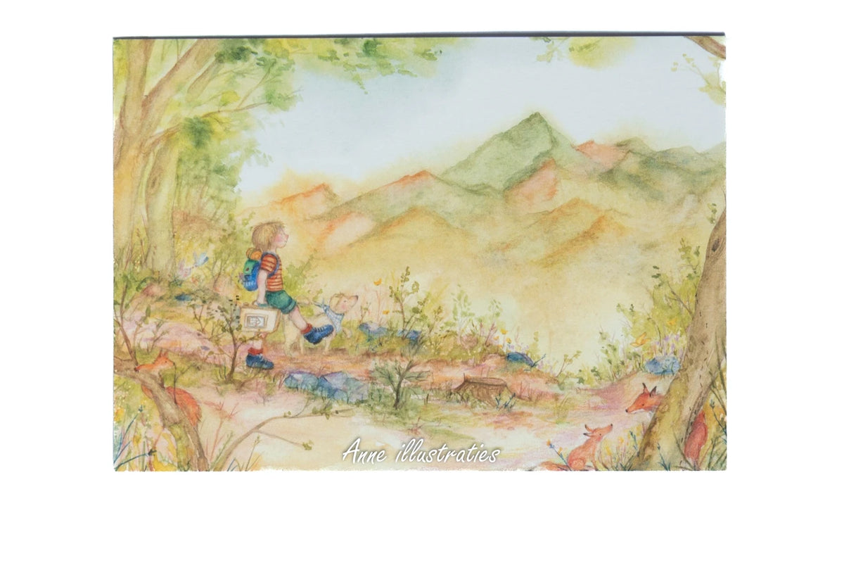 Postkarte Ich geh auf Reisen und nehme mit von Anne Gies A6: ein Kind mit Rucksack wandert mit einem kleinen Hund durch eine sommerliche Landschaft mit Bergen, am Wegrand zwei Füchse
