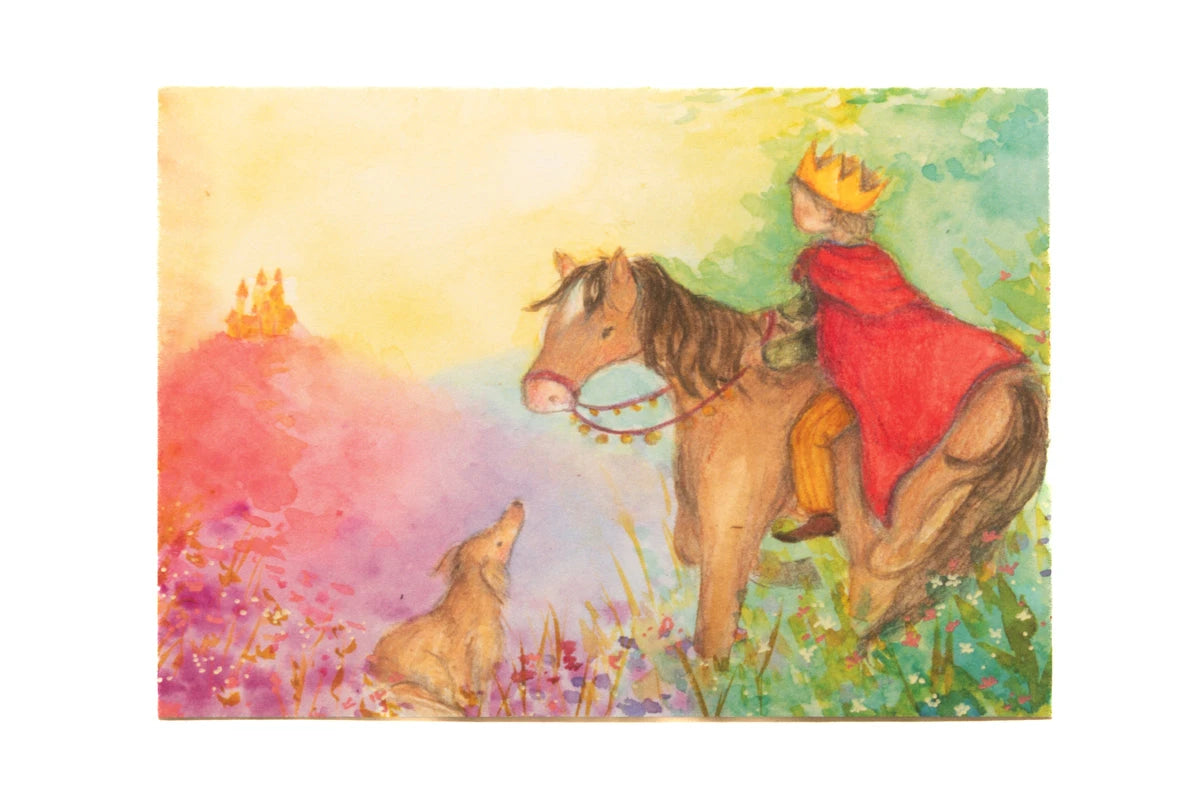 Postkarte Pferd und Hund von Anne Gies A6: ein Prinz mit goldener Krone und rotem Umhang sitzt auf einem braunen Pferd, ein Hund schaut zu ihm hoch, hinten ein Schloss