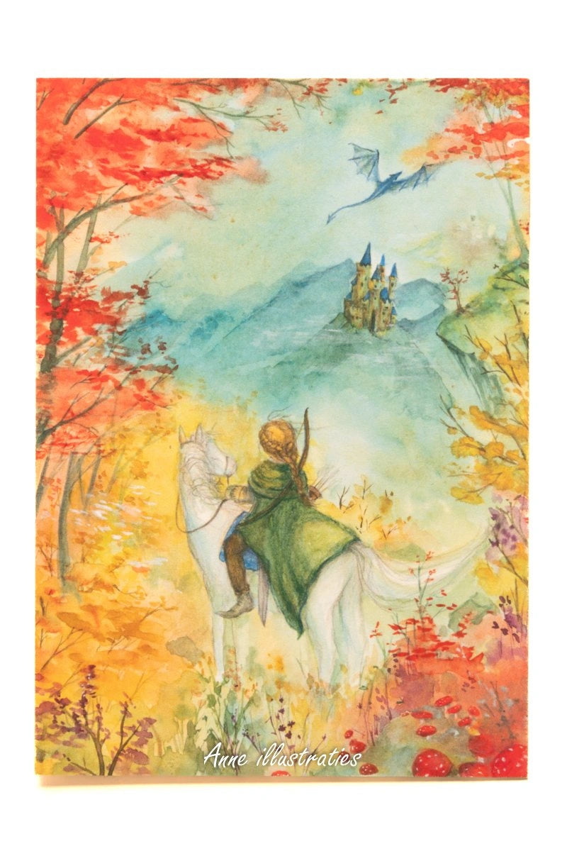Postkarte Ritter von Anne Gies A6: ein Ritter in Grün reitet auf einem weißen Pferd durch rot gefärbte Bäume auf ein Schloss zu, am blauen Himmel fliegt ein Drache