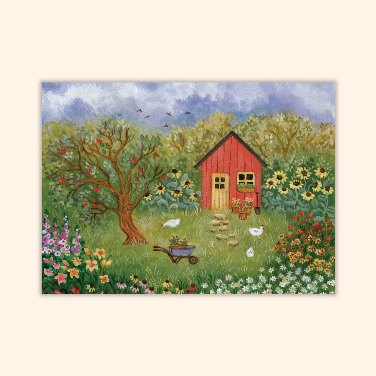 Postkarte Wunderschöner Sommer von Asia Spettel A6: ein rotes Gartenhaus zwischen Sonnenblumen und Bäumen, Hühner, eine Schubkarre und Stockrosen
