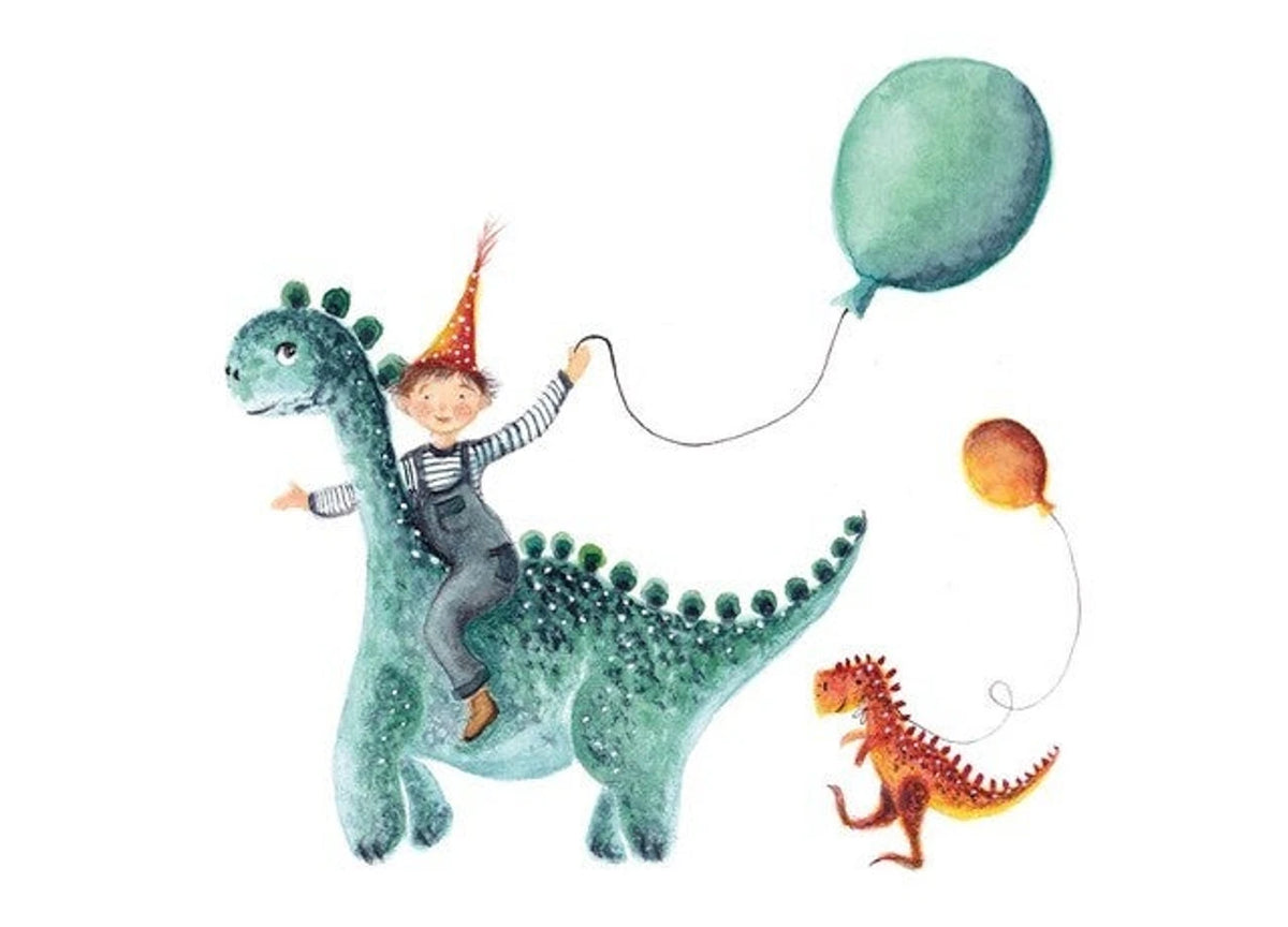 Postkarte Dino Party von Bijdehansje A6, Kind mit Partyhut reitet auf einem grünen Dino mit Luftballons, dahinter ein kleiner Dino