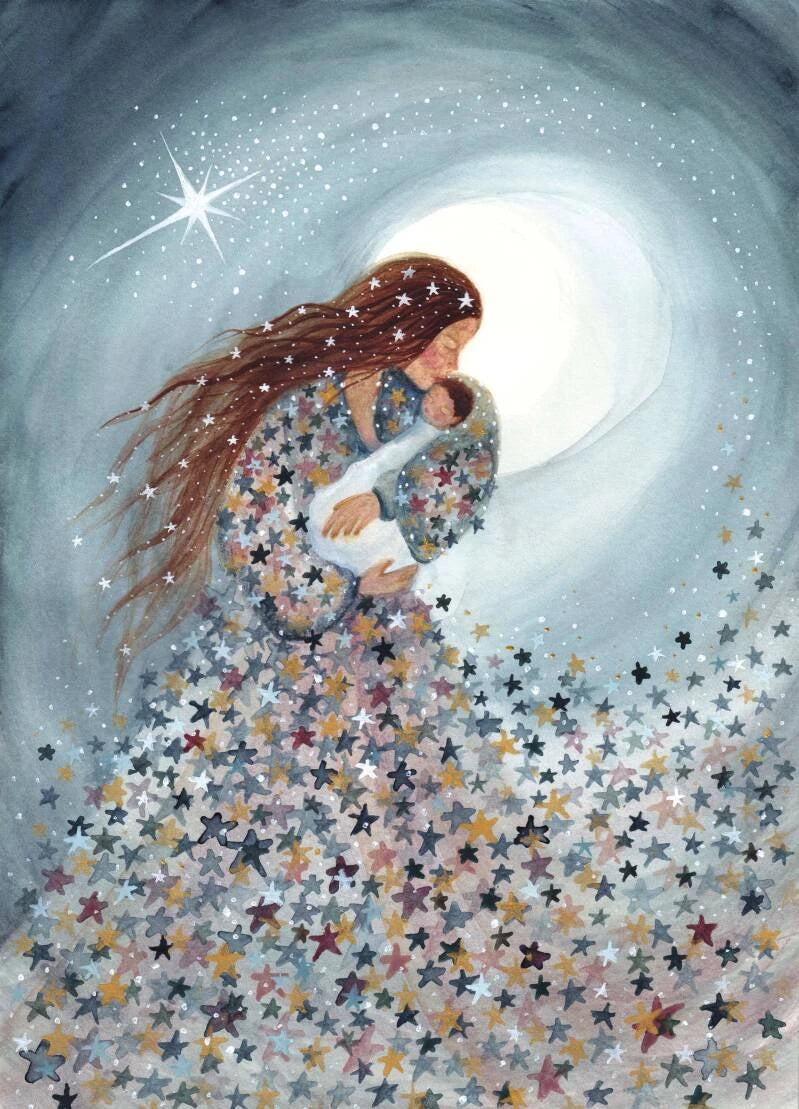Postkarte Sternenliebe blau von Bijdehansje A6, Frau im Sternenkleid hält ein kleines Kind im Arm, dahinter der Mond