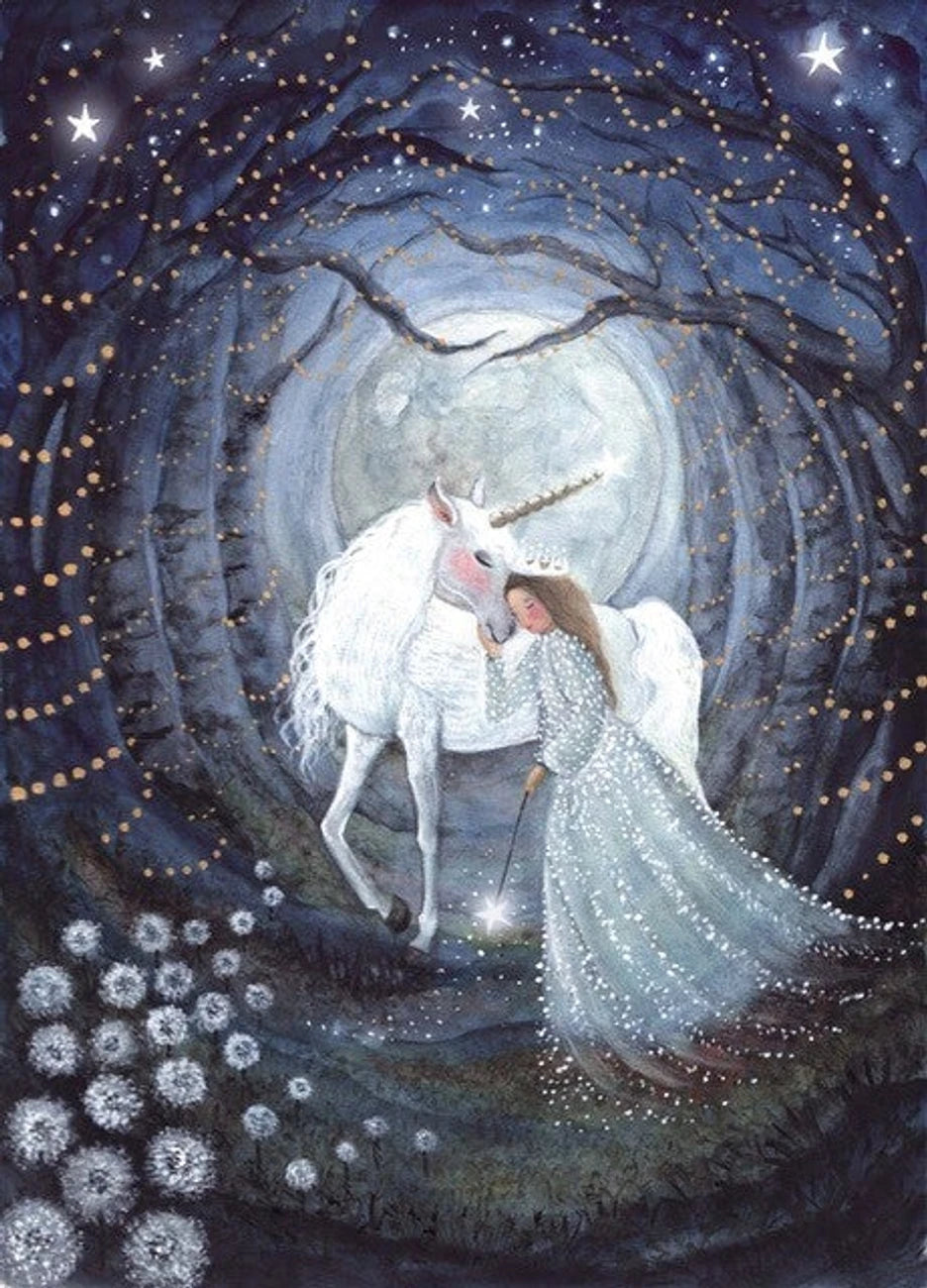 Postkarte Sternenstaub Einhorn von Bijdehansje A6, Weißes Einhorn und eine Gestalt im silbernen Kleid im nächtlichen Wald, Pusteblumen am Weg