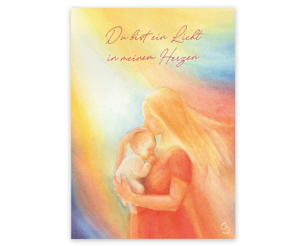 Postkarte Du bist ein Licht in meinem Herzen von Corinna Schwerdtfeger A6: eine Frau mit langem Haar hält ein Baby zärtlich im Arm, regenbogenfarbenes Licht, Schriftzug Du bist ein Licht in meinem Herzen