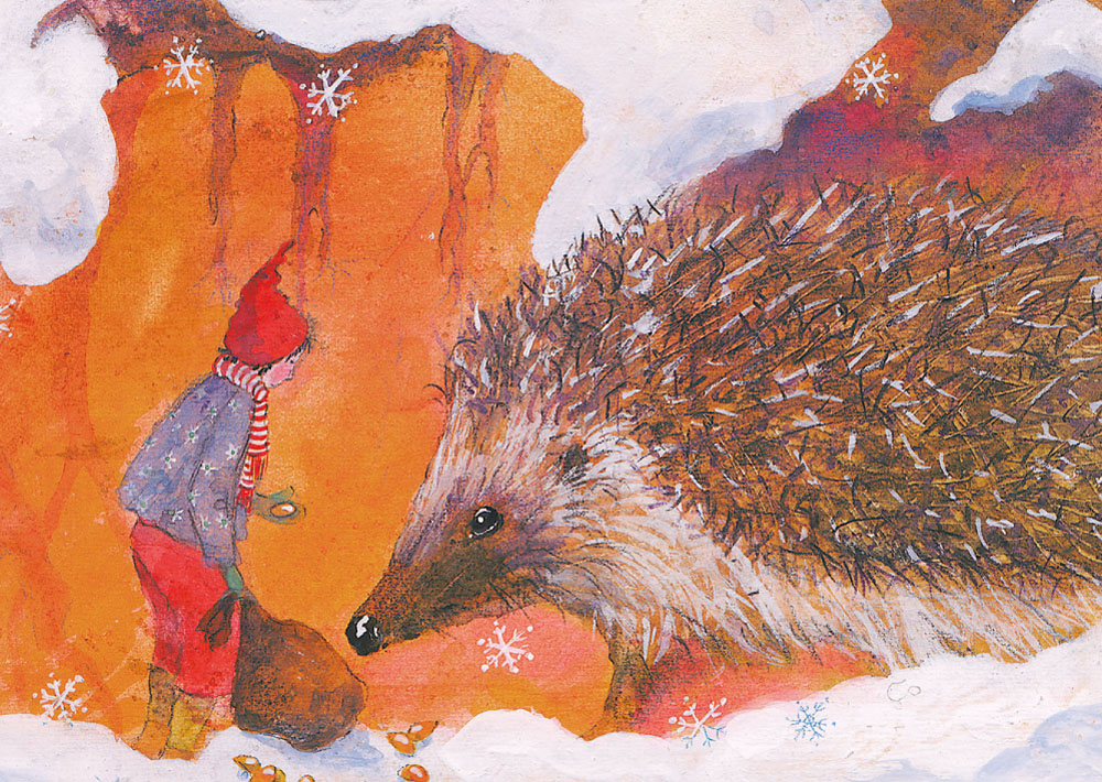 Postkarte Igel von Daniela Drescher A6, kleiner Zwerg mit roter Mütze und großer Igel in einer warmen Erdhöhle, oben Schnee und Schneeflocken
