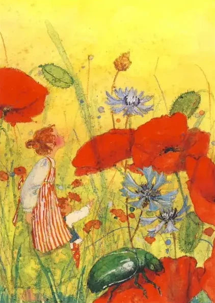 Postkarte Zwergenland – Mohnblumen von Daniela Drescher: Zwergenmädchen zwischen Mohn und Kornblumen mit grünem Käfer auf gelbem Grund