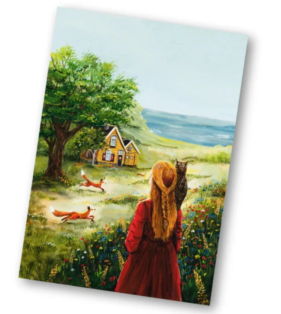 Postkarte Die Insel von Esther Bennink A6: eine Frau im roten Kleid geht auf einer Insel auf ein gelbes Haus am Meer zu