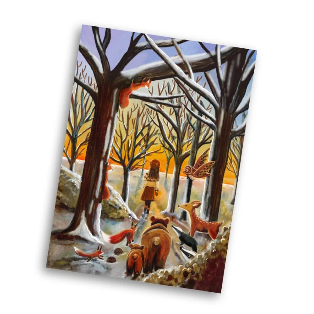 Postkarte Flüstern des Waldes von Esther Bennink A6: ein Mädchen im winterlichen Wald, umgeben von Fuchs, Reh, Bär und Eule