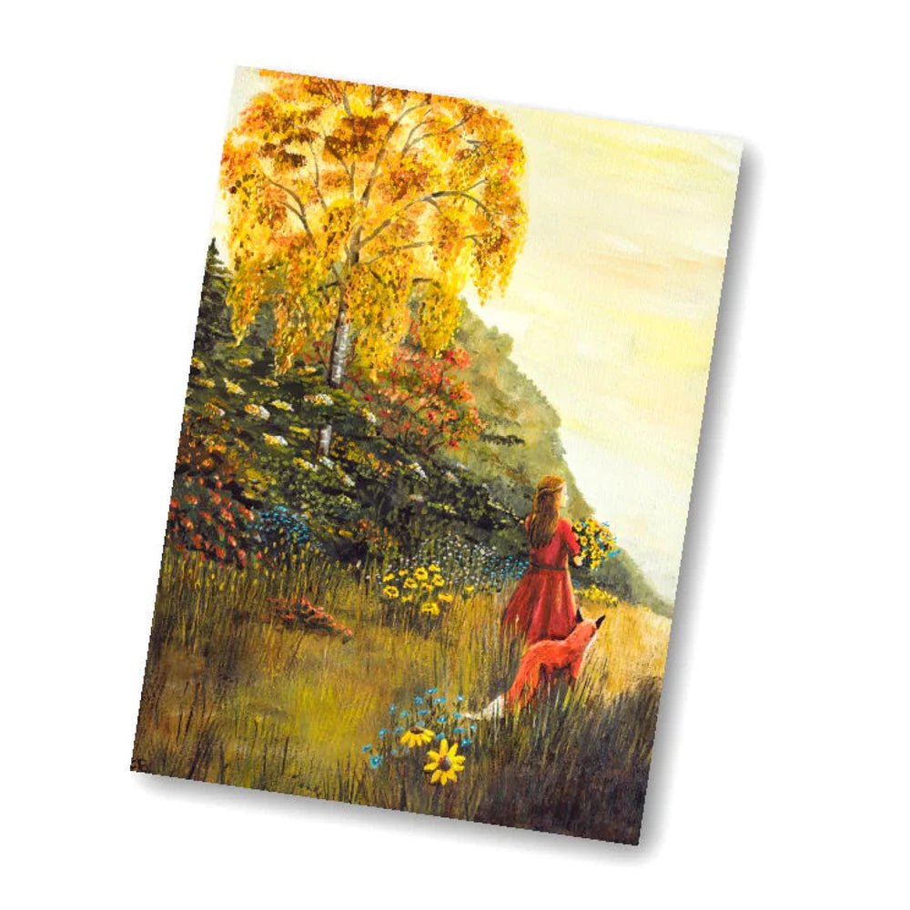 Postkarte Im Feld von Esther Bennink A6: ein Mädchen im roten Mantel in einer herbstlichen Wiese unter gelben Bäumen, ein Fuchs ist dabei