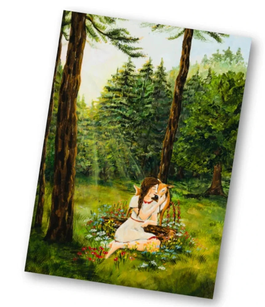 Postkarte Zartheit in voller Blüte von Esther Bennink A6: eine junge Frau liegt auf einer Waldwiese, ein Rehkitz kuschelt sich an sie