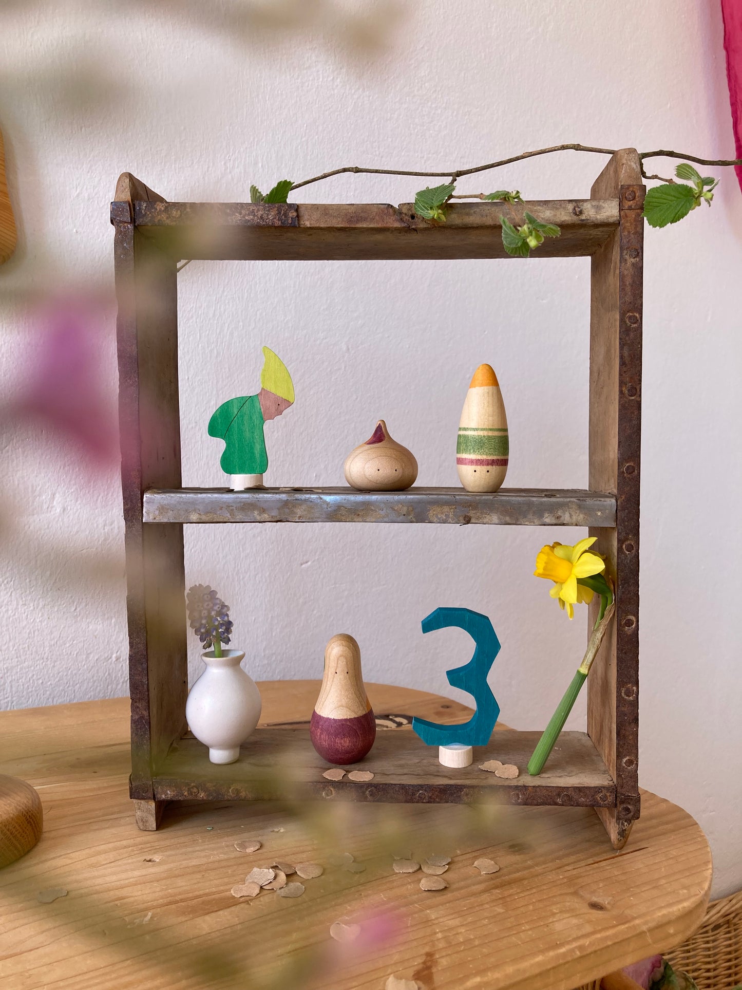 Wandregal aus recyceltem Material B Ware