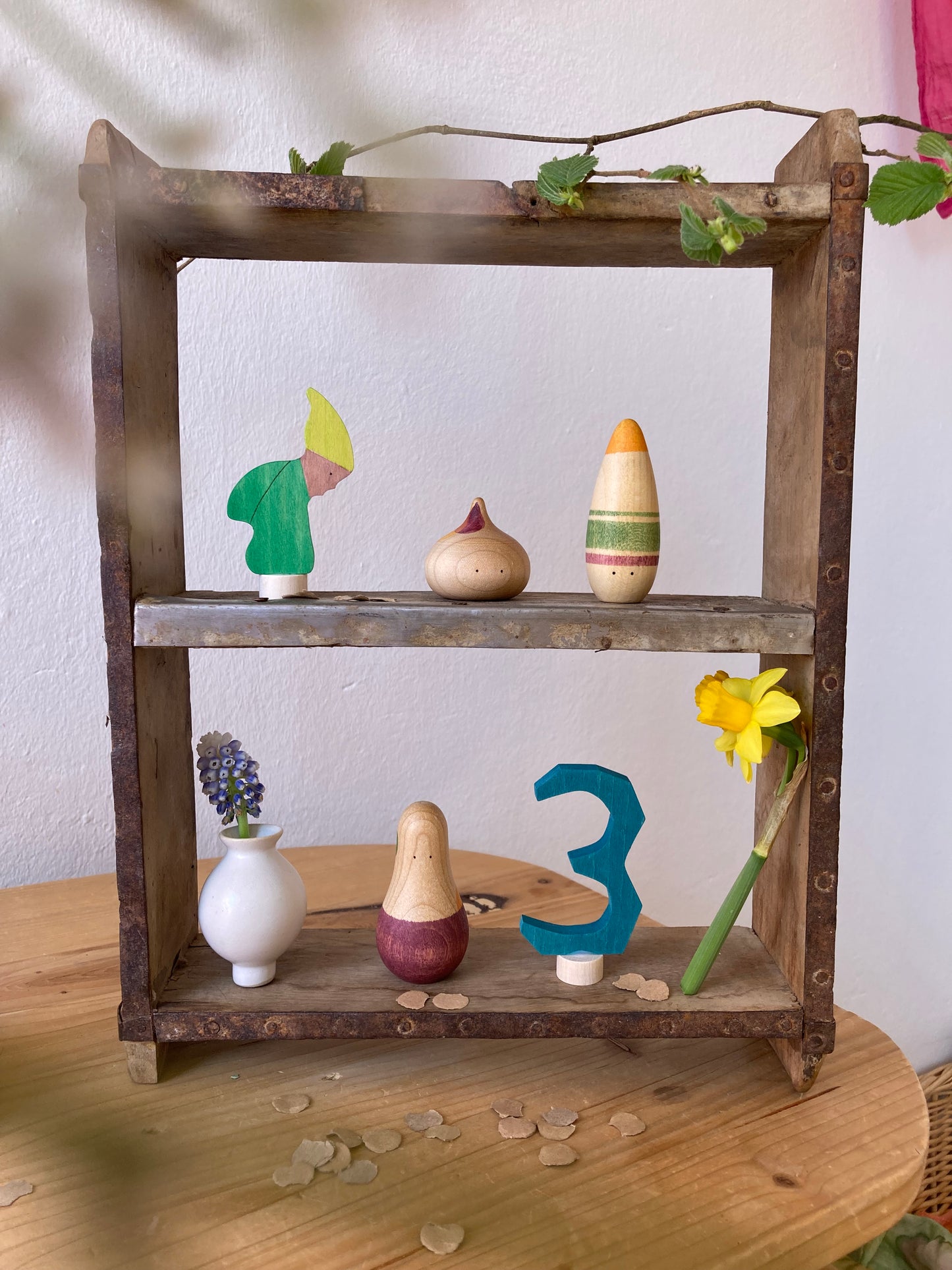 Wandregal aus recyceltem Material B Ware
