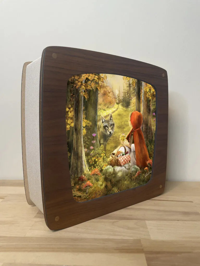 Motiv Rotkäppchen von Iris Esther für die magische Lampe: Rotkäppchen mit Korb sitzt im Wald, dahinter schaut der Wolf zwischen den Bäumen hervor, Ansicht 2