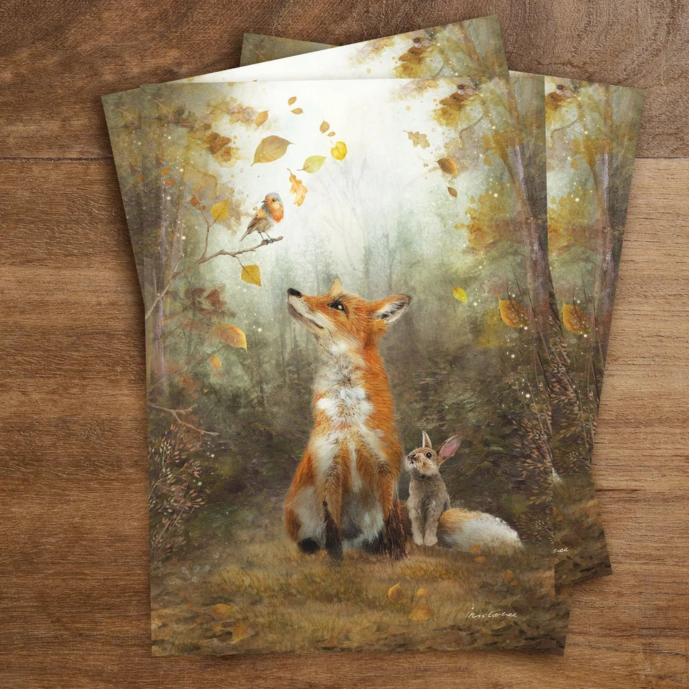 Postkarte Bereit für den Herbst von Iris Esther A6: ein Fuchs, ein Häschen und ein Rotkehlchen schauen im goldenen Wald den fallenden Blättern zu