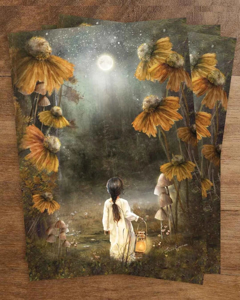 Postkarte Leitendes Licht von Iris Esther A6: ein Kind im weißen Kleid trägt seine Laterne unter riesigen orangen Blüten durch die Mondnacht