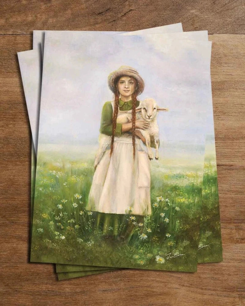 Postkarte Tochter des Frühlings von Iris Esther A6: ein Mädchen mit Zöpfen und grünem Kleid hält ein kleines Lamm im Arm, ringsum blühen Gänseblümchen