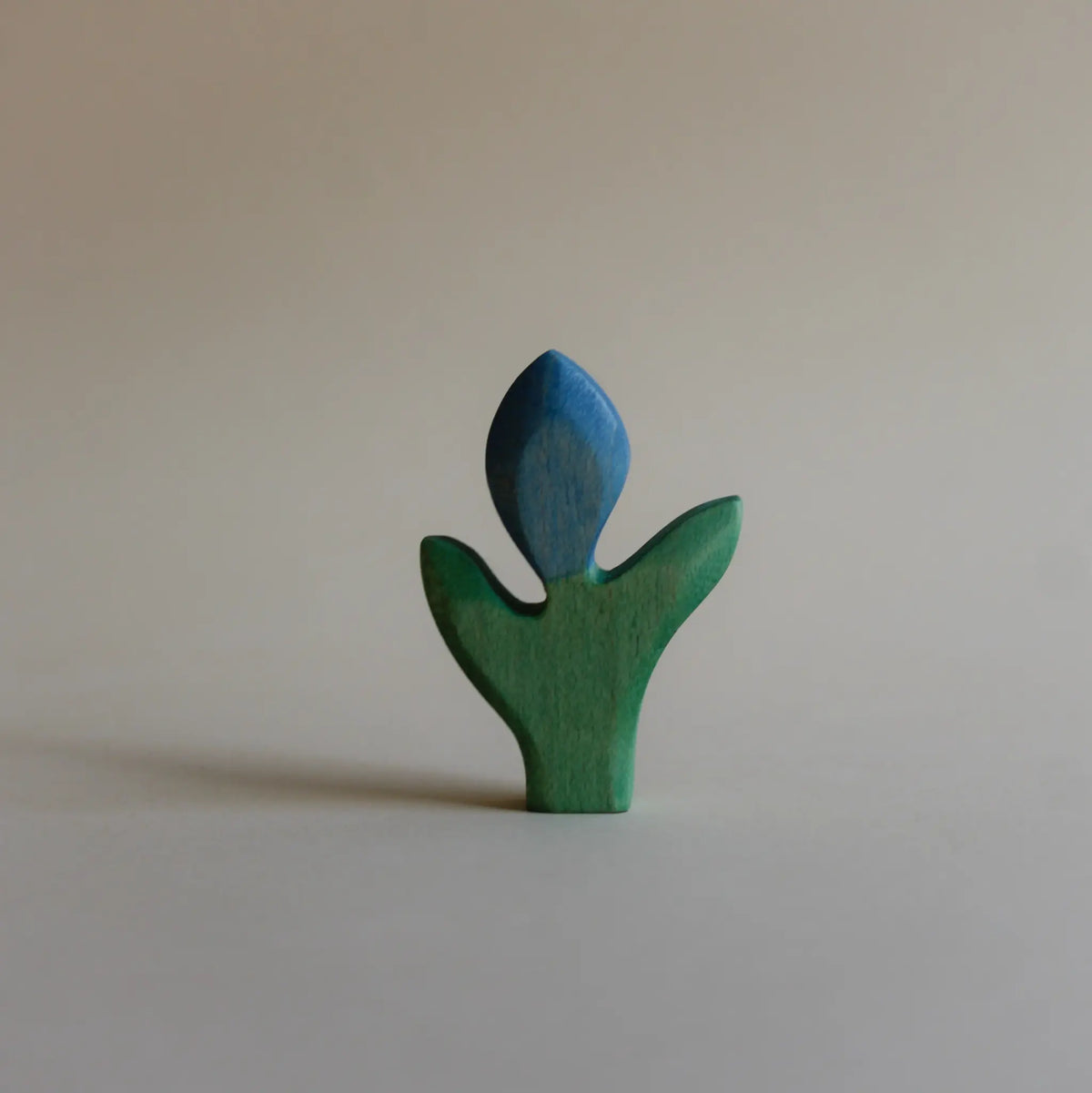 Juharka Holzblume Tulpenknospe Blau aus Ahornholz, geschlossene blaue Tulpenblüte mit zwei grünen Blättern