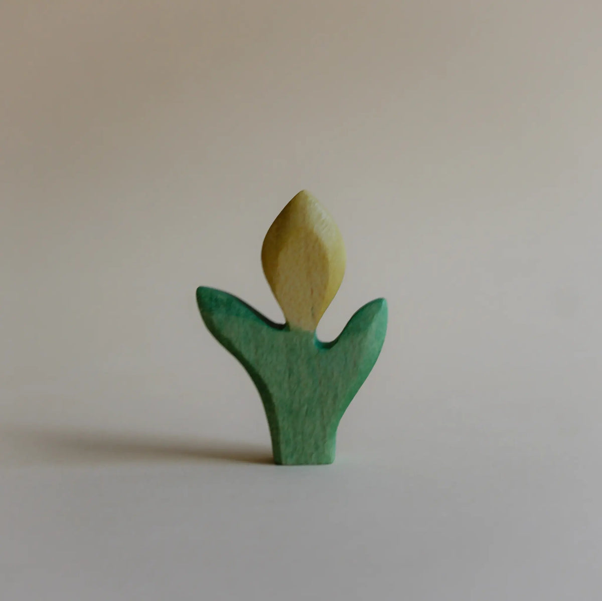 Juharka Holzblume Tulpenknospe Gelb aus Ahornholz, geschlossene gelbe Tulpenblüte mit zwei grünen Blättern