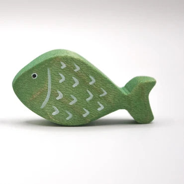 Juharka Holzfigur Kleiner Fisch Grün aus Ahornholz, grüner Fisch mit weißem Schuppenmuster