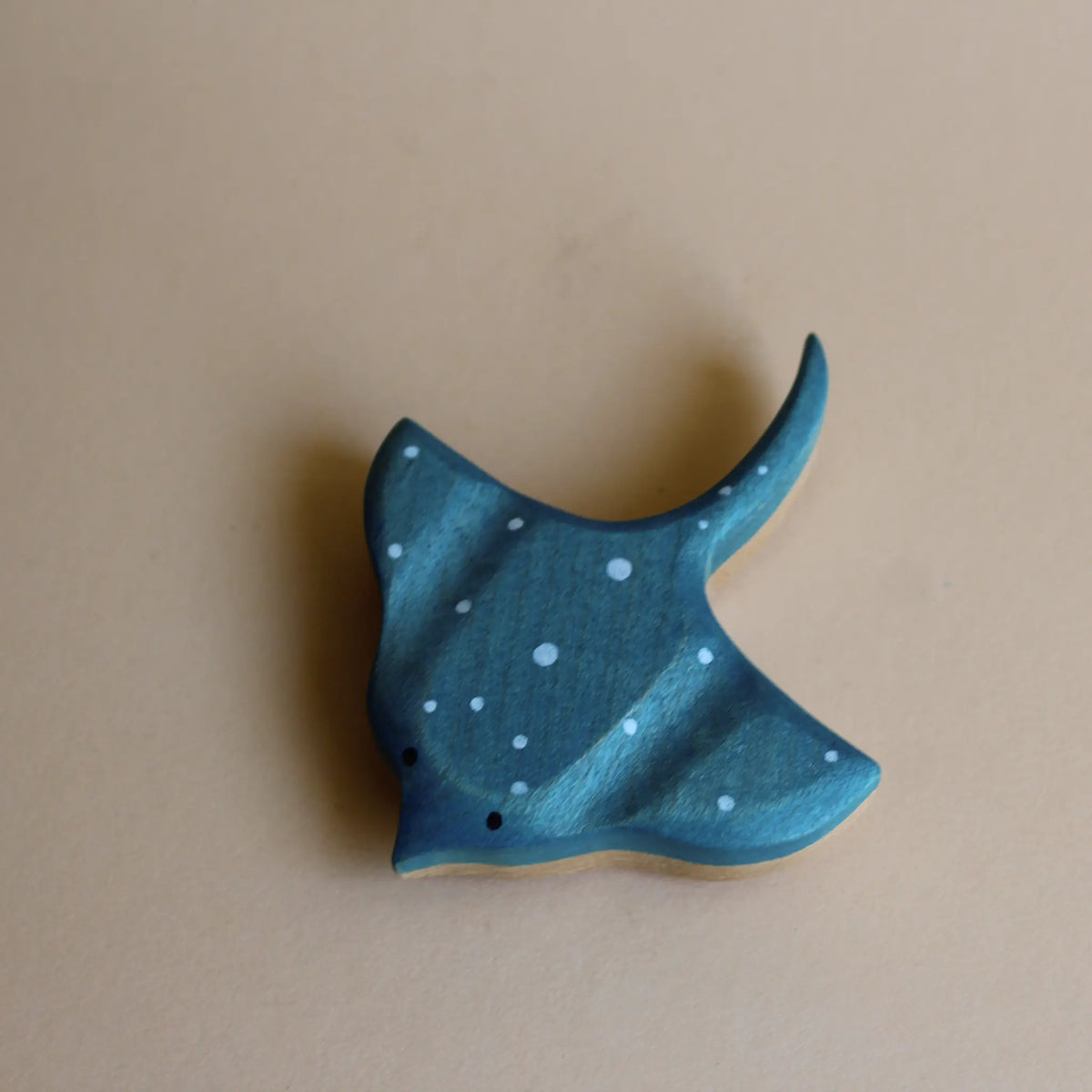Juharka Holzfigur Rochen aus Ahornholz, blauer Rochen mit weißen Punkten und geschwungenem Schwanz