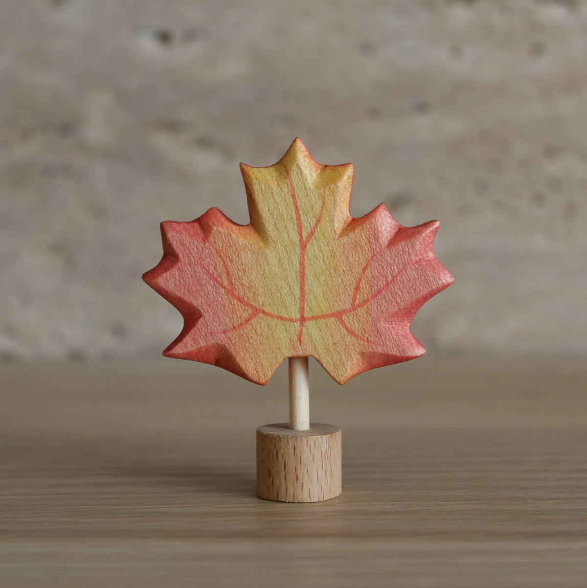 Juharka Stecker Ahornblatt aus Ahornholz, gelb-rotes Herbstblatt mit gemalten Blattadern auf Holzfuß