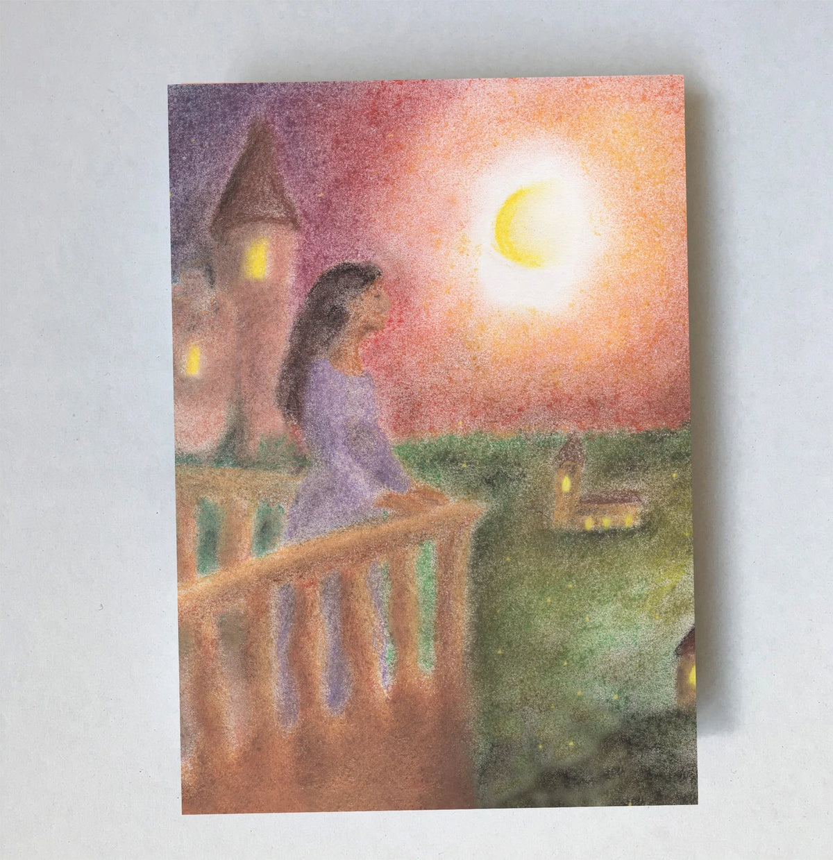 Postkarte Aussichtsturm von Lot Bouwes A6: eine Frau mit langem dunklem Haar steht abends auf einem Aussichtsturm mit Geländer und schaut über das Land, Mond