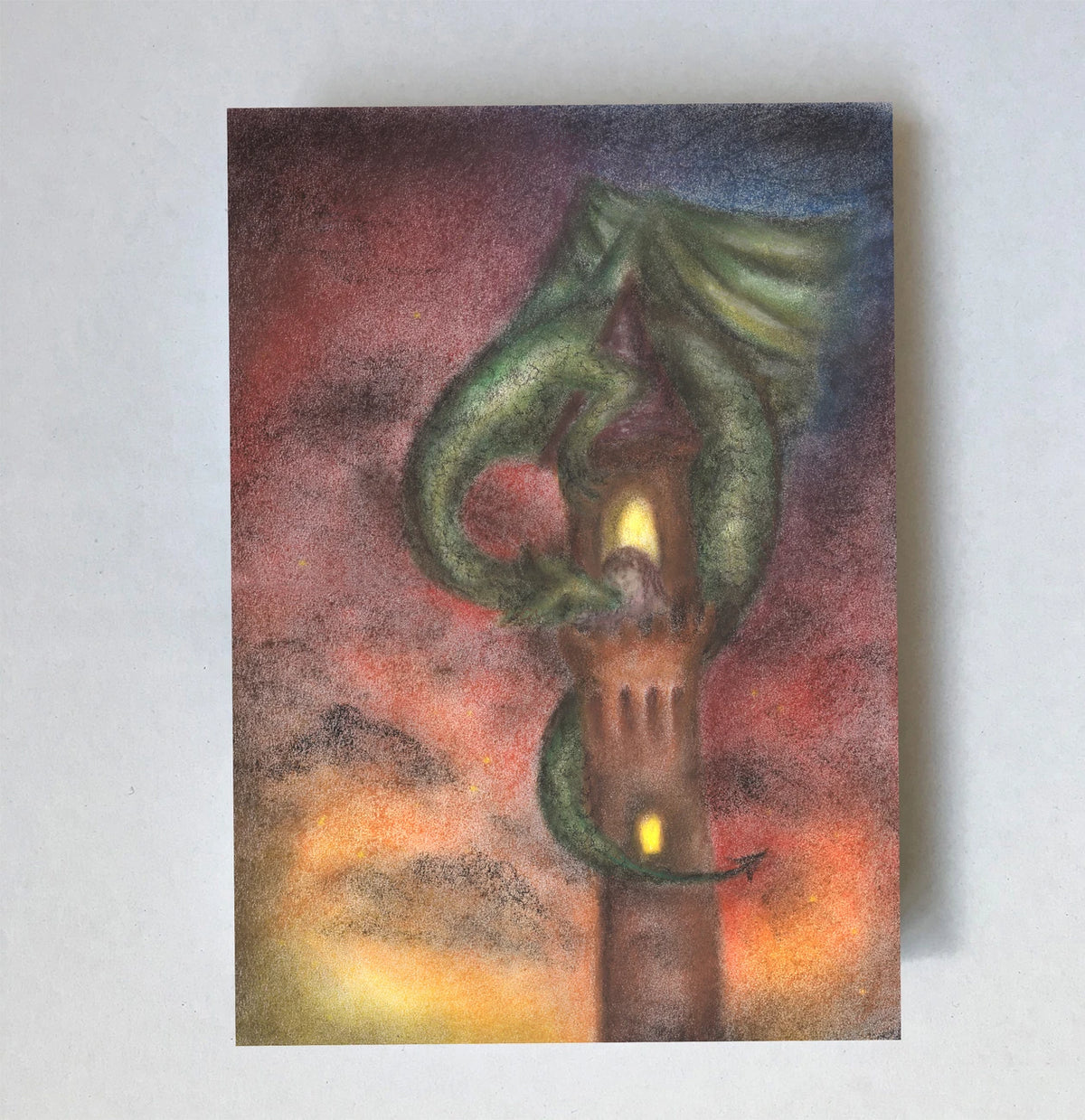 Postkarte Drachenturm von Lot Bouwes A6: ein grüner Drache windet sich um einen hohen Turm mit leuchtendem Fenster, Abendhimmel