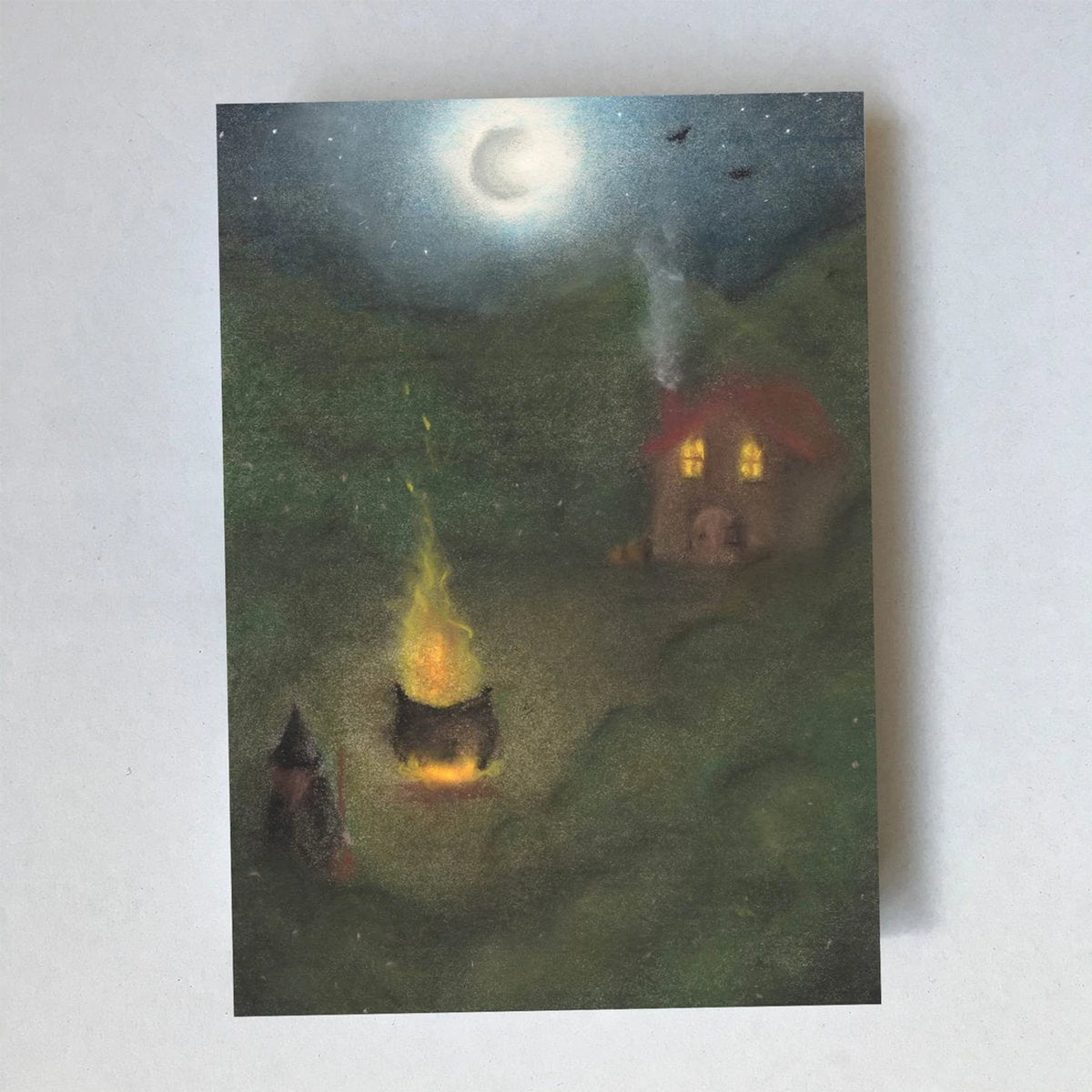 Postkarte Hexe von Lot Bouwes A6: Hexe am Feuer mit Kessel vor ihrem Haus bei Nacht
