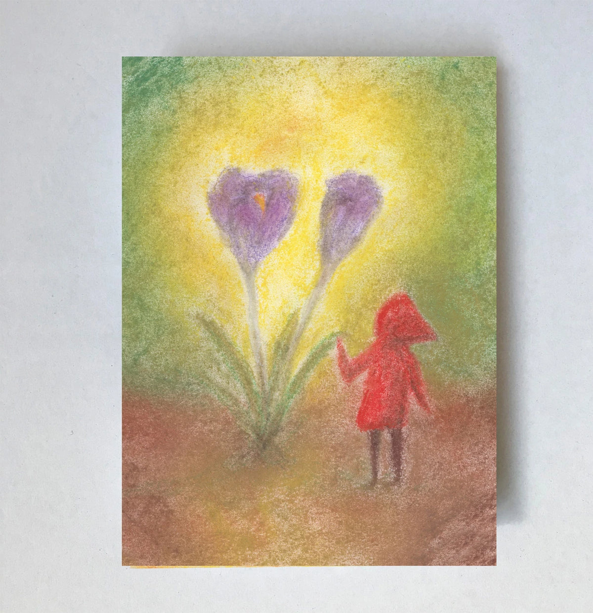 Postkarte Krokus von Lot Bouwes A7: ein Wichtel steht neben zwei großen lila Krokussen