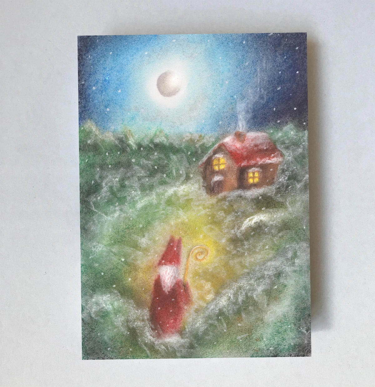 Postkarte Nikolaus im Winterwald von Lot Bouwes A6: der Nikolaus im roten Mantel mit Mitra geht nachts durch den Wald auf ein rotes Haus zu, Mond