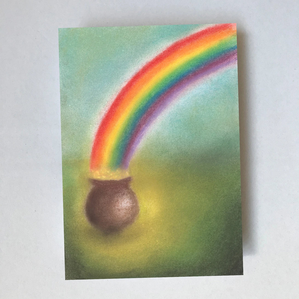 Postkarte Regenbogen von Lot Bouwes A6: ein Regenbogen endet in einem Topf voller Gold auf grüner Wiese