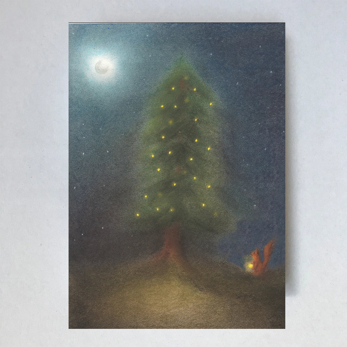Postkarte Weihnachtsbaum von Lot Bouwes A6: ein geschmückter Tannenbaum mit Lichtern steht nachts auf einem Hügel, Mond, ein kleines Eichhörnchen und Geschenke am Fuß