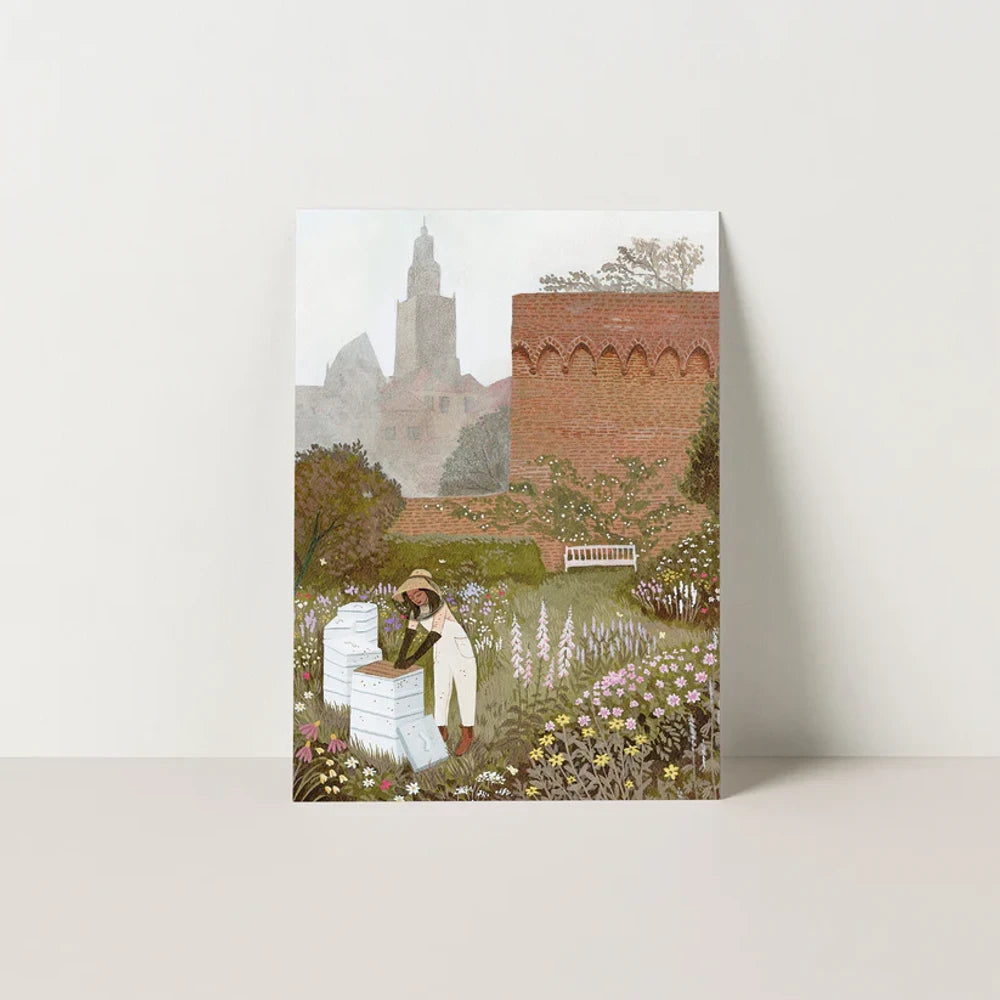 Postkarte Bienen pflegen von Robin Pieterse A6: zwei Menschen arbeiten an Bienenstöcken in einem ummauerten Blumengarten, im Dunst dahinter ein Kirchturm