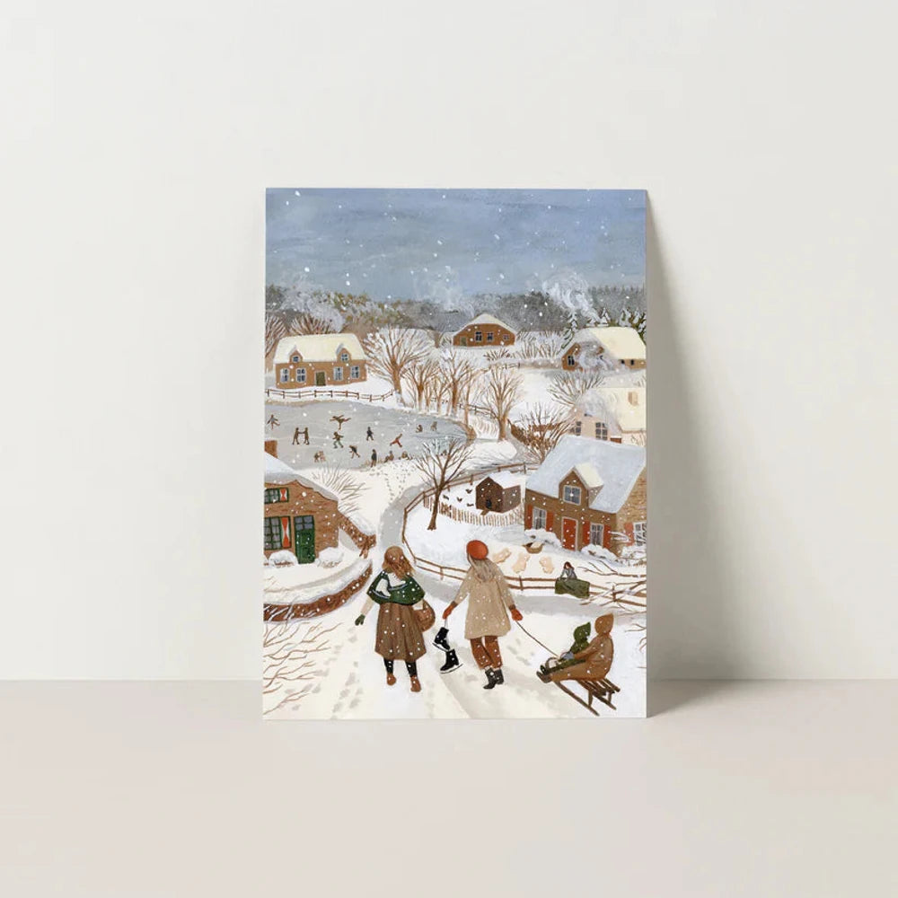Postkarte Frost von Robin Pieterse A6: ein verschneites Dorf, Kinder laufen auf dem zugefrorenen Teich Schlittschuh, Familien ziehen Schlitten
