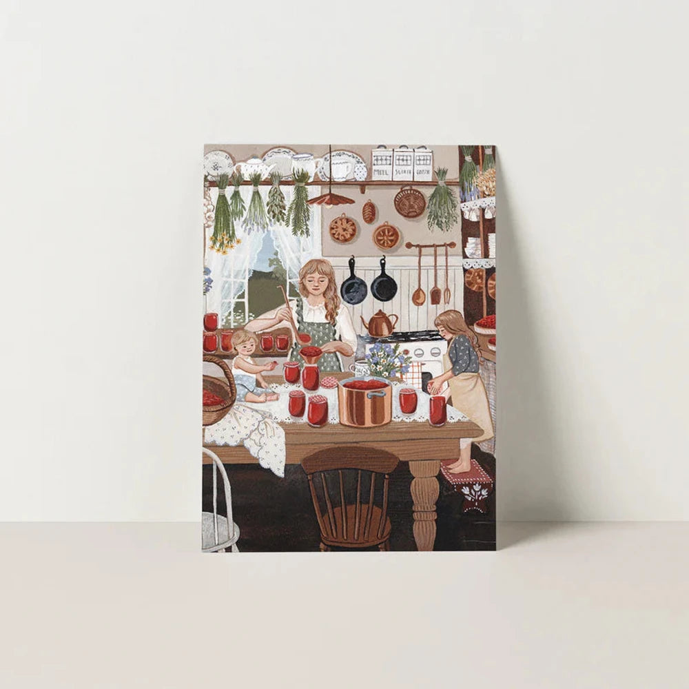 Postkarte Juli von Robin Pieterse A6: in einer Sommerküche werden Beeren zu Marmelade eingekocht, Kräuter hängen zum Trocknen von der Decke