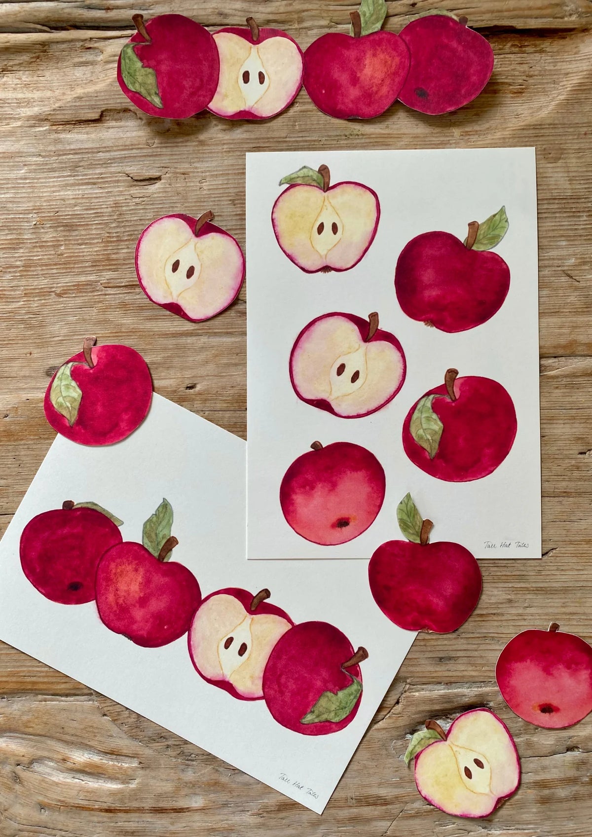 Tall Hat Tales Bastelbogen 5 rote Äpfel zusammen mit dem Bogen Äpfel aus dem Garten, ausgeschnittene Äpfel auf einem Holztisch