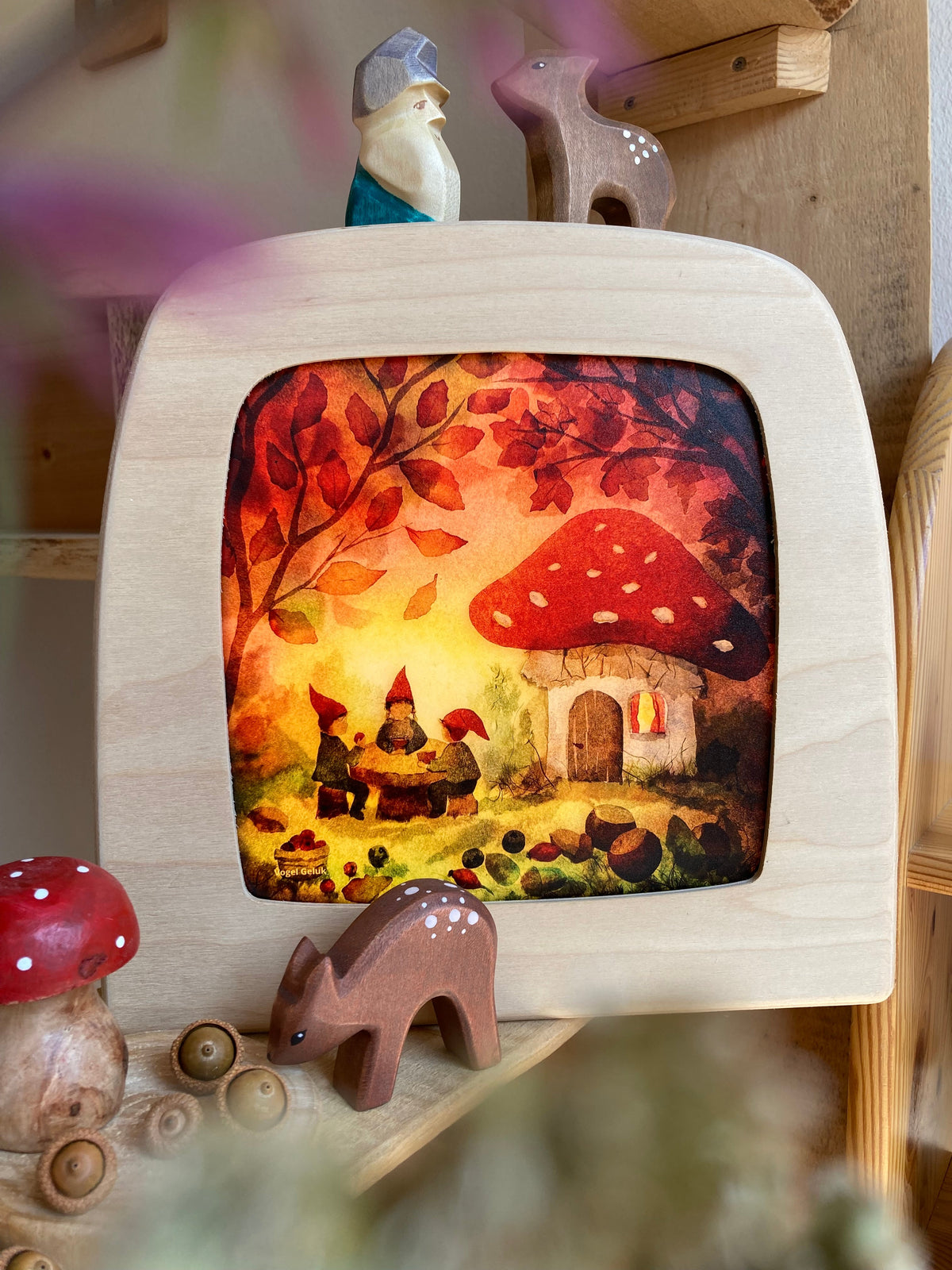 Herbstmotiv mit Zwergen am Fliegenpilzhaus im Holzrahmen, dazu Holzfiguren Reh und Zwerg – Motive für die magische Lampe bei buntnatur Family