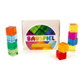 Bauspiel Lichtbauwürfel aus Acryl, 20 transparente Würfel in zehn Farben vor dem Karton