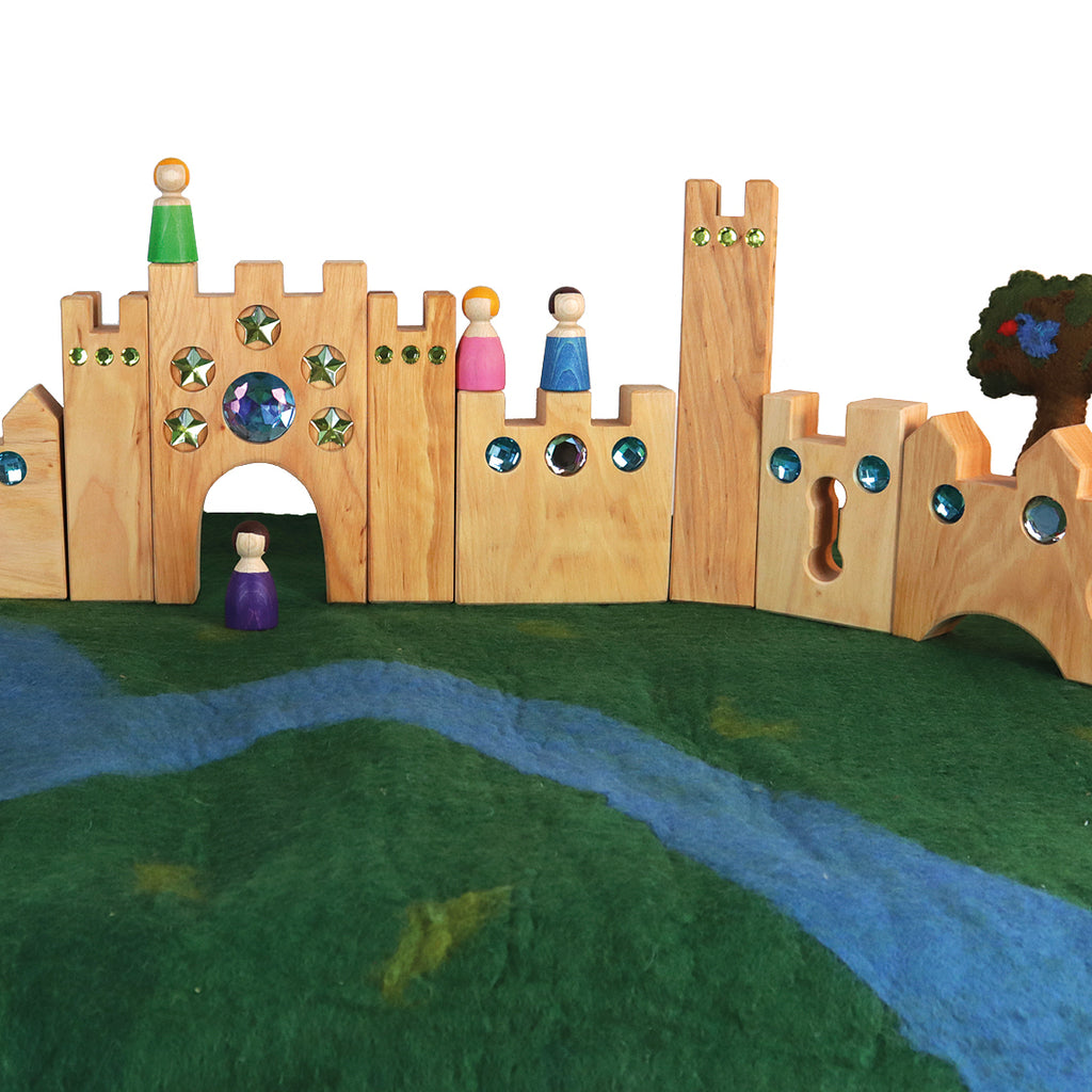 Bauspiel Holzburg Kleines Märchenschloss aus Erlenholz mit Funkelsteinen, aufgebaut mit Spielfiguren in einer Filzlandschaft