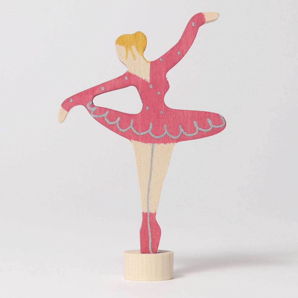 Grimm's Steckfigur Ballerina rubinrot, die Ballerina trägt ein rubinrotes Tutu und tanzt auf ihrem Holzfuß