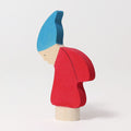Grimm's Steckfigur Sommerzwerg, der Sommerzwerg trägt Rot und eine blaue Mütze