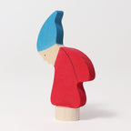 Grimm's Steckfigur Sommerzwerg, der Sommerzwerg trägt Rot und eine blaue Mütze