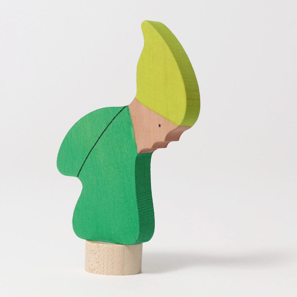 Grimm's Steckfigur Frühlingszwerg, der Frühlingszwerg trägt Grün und eine helle Mütze