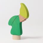 Grimm's Steckfigur Frühlingszwerg, der Frühlingszwerg trägt Grün und eine helle Mütze