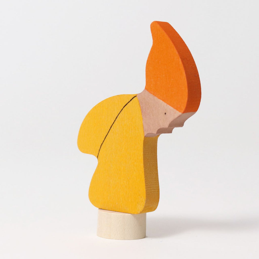 Grimm's Steckfigur Herbstzwerg, der Herbstzwerg trägt warme Gelb- und Orangetöne